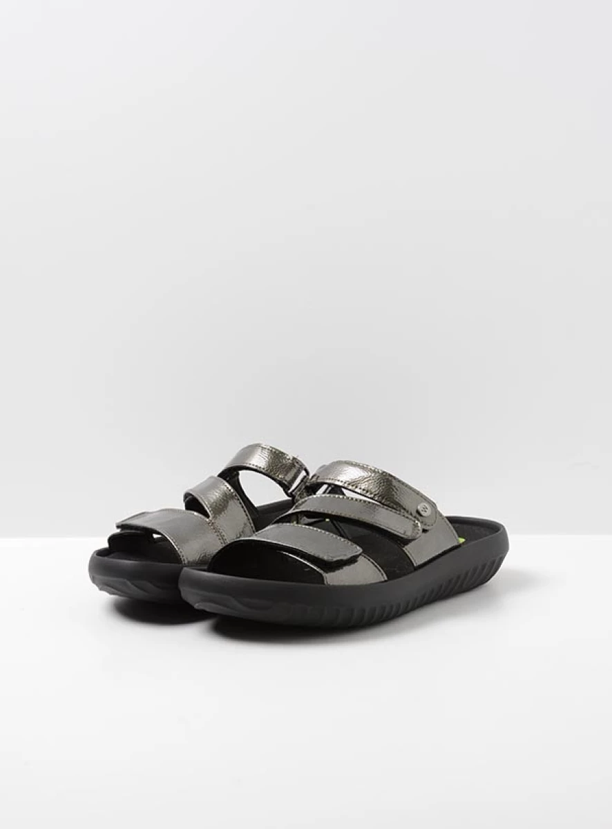 Patent leather flip flops sale