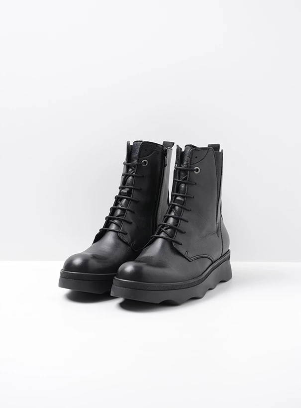 wolky boots 02975 akita 30000 black leather front